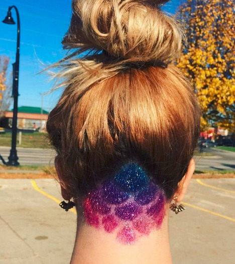 Bejeweled undercut dziewczyna z ozdobnym trymowaniem na karku