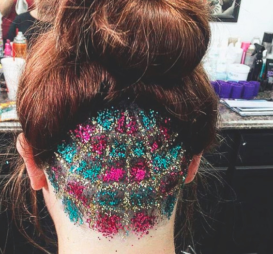 Bejeweled undercut dziewczyna z ozdobnym trymowaniem na karku