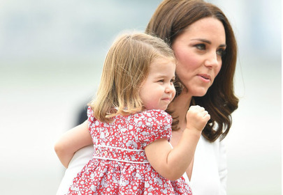 księżna kate w polsce na lotnisku z charlotte księżna kate w polsce na lotnisku z charlotte