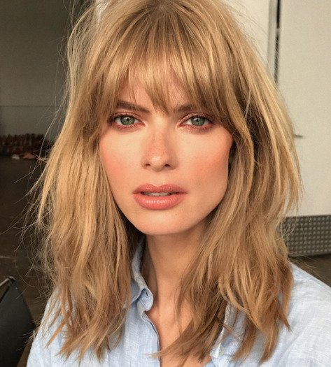 Modelka Julia Stegner Blond w odcieniu cream soda - najmodniejsza koloryzacja na jesień
