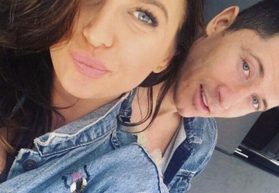 Ania Lewandowska z mężem uśmiechają się i robią sobie selfie Ania Lewandowska z mężem uśmiechają się i robią sobie selfie