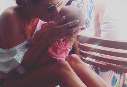 Ania Lewandowska całuje maleńką Klarę Ania Lewandowska całuje maleńką Klarę