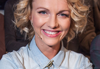 Marta Szulawiak uśmiechnięta w blond włosach Marta Szulawiak uśmiechnięta w blond włosach
