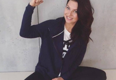 Anna Lewandowska z uniesioną ręką w granatowym dresie Anna Lewandowska z uniesioną ręką w granatowym dresie