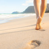 Morze i plaża ze śladami stóp w piasku Morze i plaża ze śladami stóp w piasku