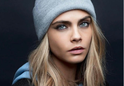 Cara Delevingne w blond falowanych włosach i czapce oraz ciemnej bluzie Cara Delevingne w blond falowanych włosach i czapce oraz ciemnej bluzie