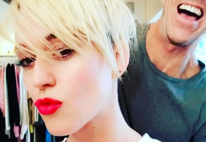 Katy Perry w czerwonych ustach i krótkich blond włosach Katy Perry w czerwonych ustach i krótkich blond włosach