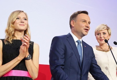 Kinga Duda z rodzicami w trakcie wystąpienia taty Kinga Duda z rodzicami w trakcie wystąpienia taty