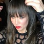Kinga Rusin z grzywką brunetka poprawia lśniące włosy Kinga Rusin z grzywką brunetka poprawia lśniące włosy