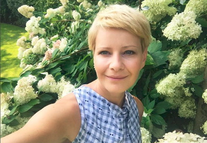 Małgorzata Kożuchowska selfie z kwiatami w tle Małgorzata Kożuchowska selfie z kwiatami w tle