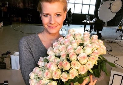 Małgorzata Kożuchowska trzyma bukiet kwiatów Małgorzata Kożuchowska trzyma bukiet kwiatów