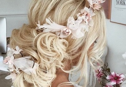 Dziewczyna z długimi blond włosami, spiętymi nad karkiem i ozdobionymi perłami Dziewczyna z długimi blond włosami, spiętymi nad karkiem i ozdobionymi perłami