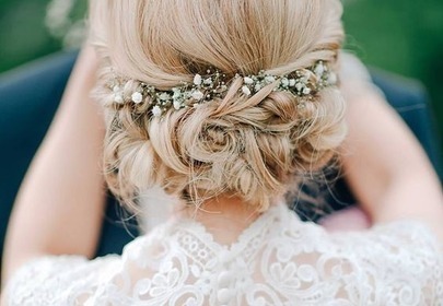 Kobieta w białej, koronkowej sukni ślubnej z blond włosami, upiętymi nad karkiem i ozdobionymi wsuwką Kobieta w białej, koronkowej sukni ślubnej z blond włosami, upiętymi nad karkiem i ozdobionymi wsuwką