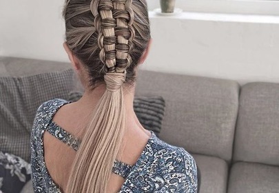 Wiklinowy warkocz na blond włosach z pasemkami Wiklinowy warkocz na blond włosach z pasemkami
