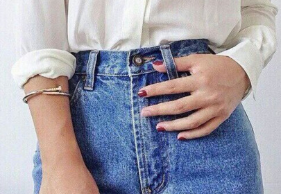 Dziewczyna w spodniach mum jeans / zdjęcie Pinterest Dziewczyna w spodniach mum jeans / zdjęcie Pinterest