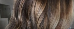 piękne, lśniące włosy zafarbowane z blond pasemkami piękne, lśniące włosy zafarbowane z blond pasemkami