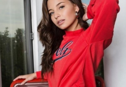 julia wieniawa czerwona bluza julia wieniawa czerwona bluza