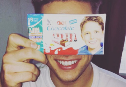 Josh Bateson z opakowaniem Kinder Chocolate Josh Bateson z opakowaniem Kinder Chocolate