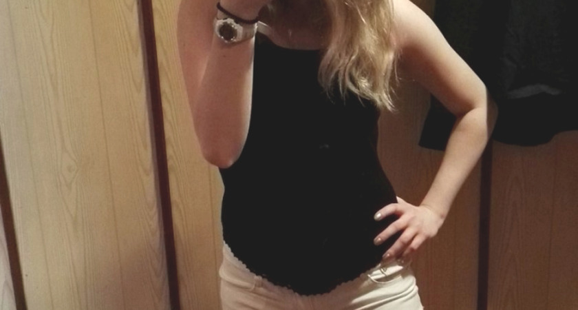 dziewczyna robi sobie selfie w lustrze dziewczyna robi sobie selfie w lustrze