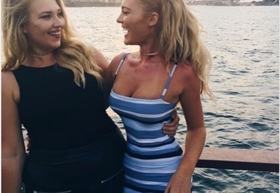 dwie młode blondynki przyjaciółki dwie młode blondynki przyjaciółki