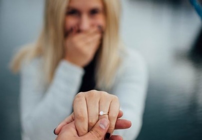 Kobieta pokazuje pierścionek zaręczynowy Kobieta pokazuje pierścionek zaręczynowy