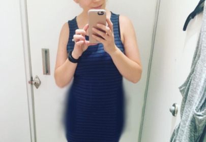 dziewczyna ze skrzypcowymi biodrami selfie w lustrze dziewczyna ze skrzypcowymi biodrami selfie w lustrze