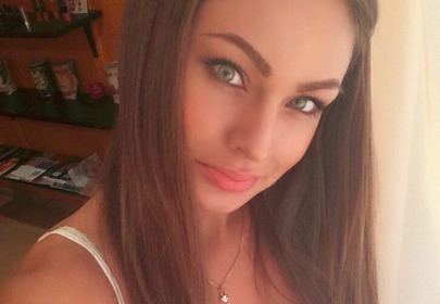 uśmiechnięta szatynka robi sobie selfie uśmiechnięta szatynka robi sobie selfie