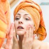kobieta w turbanie na głowie kobieta w turbanie na głowie