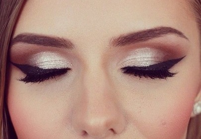 Makijaz oczu z czarną kreską eyelinerem i czerwone usta Makijaz oczu z czarną kreską eyelinerem i czerwone usta