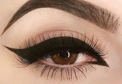 oko z idealnie narysowaną kreską eyelinerem oko z idealnie narysowaną kreską eyelinerem