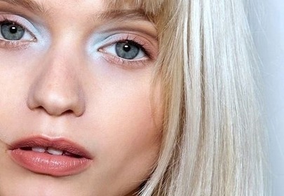 Dziewczny a zbardzo jasnymi blond włosami i niebieskim makijażem Dziewczny a zbardzo jasnymi blond włosami i niebieskim makijażem