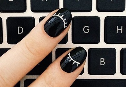 czarny manicure na tle klawiatury komputera czarny manicure na tle klawiatury komputera
