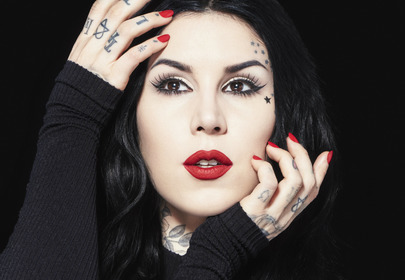 kat von d czerwone usta makijaż kreska na oku kat von d czerwone usta makijaż kreska na oku