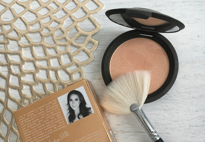 rozświetlacz becca jaclyn hill swatch rozświetlacz becca jaclyn hill swatch