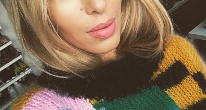 Selfie Ewy Chodakowskiej w kolorowym swetrze Selfie Ewy Chodakowskiej w kolorowym swetrze