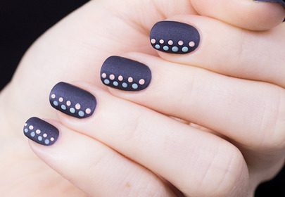 Video krok po kroku: szary manicure z pastelowymi kropkami Video krok po kroku: szary manicure z pastelowymi kropkami