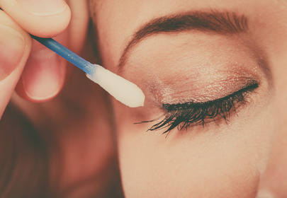 kreska eyelinerem ścierana za pomocą patyczka do uszu kreska eyelinerem ścierana za pomocą patyczka do uszu