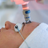 dziewczyna podczas zabiegu Clearlift dziewczyna podczas zabiegu Clearlift