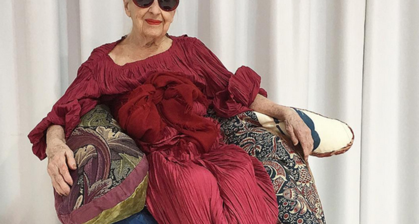 Ernestine Stollberg starsza pani modelka w czerwonej sukni sesja zdjęciowa Ernestine Stollberg starsza pani modelka w czerwonej sukni sesja zdjęciowa