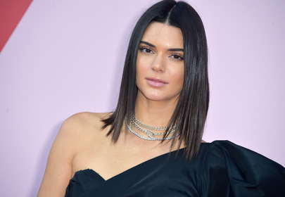 kendall jenner uśmiechnięta fryzura makijaż kendall jenner uśmiechnięta fryzura makijaż