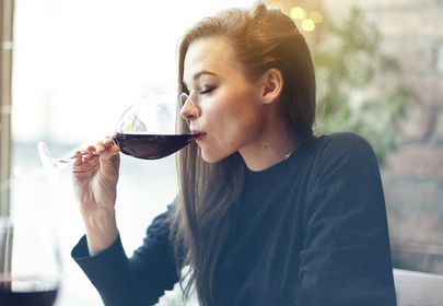 kobieta pijąca wino kobieta pijąca wino