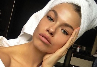 kobieta w turbanie na głowie kobieta w turbanie na głowie