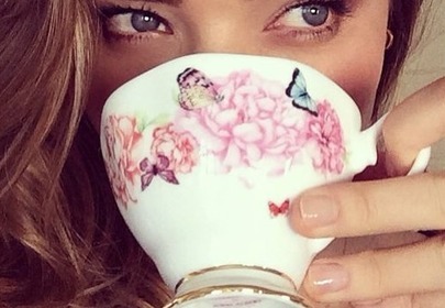 Miranda Kerr z filiżanką herbaty Miranda Kerr z filiżanką herbaty