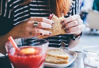 Dziewczyna z kanapką Dziewczyna z kanapką