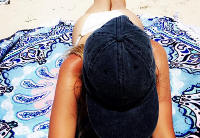 dziewczyna z wyraźną opalenizną na plaży dziewczyna z wyraźną opalenizną na plaży