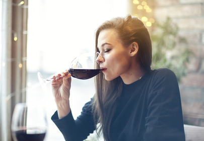 kobieta pijąca wino kobieta pijąca wino