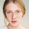 dziewczyna z piegami na twarzy dziewczyna z piegami na twarzy