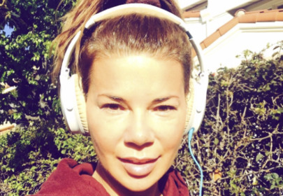 edyta górniak w słuchawkach na głowie robi sobie selfi na treningu w Los Angeles edyta górniak w słuchawkach na głowie robi sobie selfi na treningu w Los Angeles