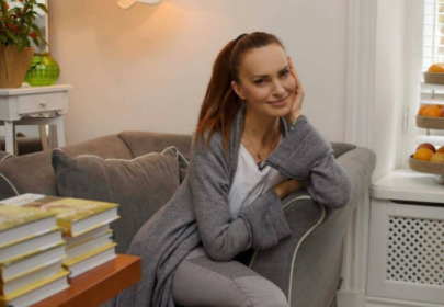 modelka agnieszka maciąg siedzi na kanapie w domu i uśmiecha się modelka agnieszka maciąg siedzi na kanapie w domu i uśmiecha się