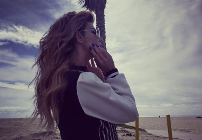 edyta górniak z rozwianymi włosami chodzi po plaży o zachodzie słońca w Los Angeles edyta górniak z rozwianymi włosami chodzi po plaży o zachodzie słońca w Los Angeles